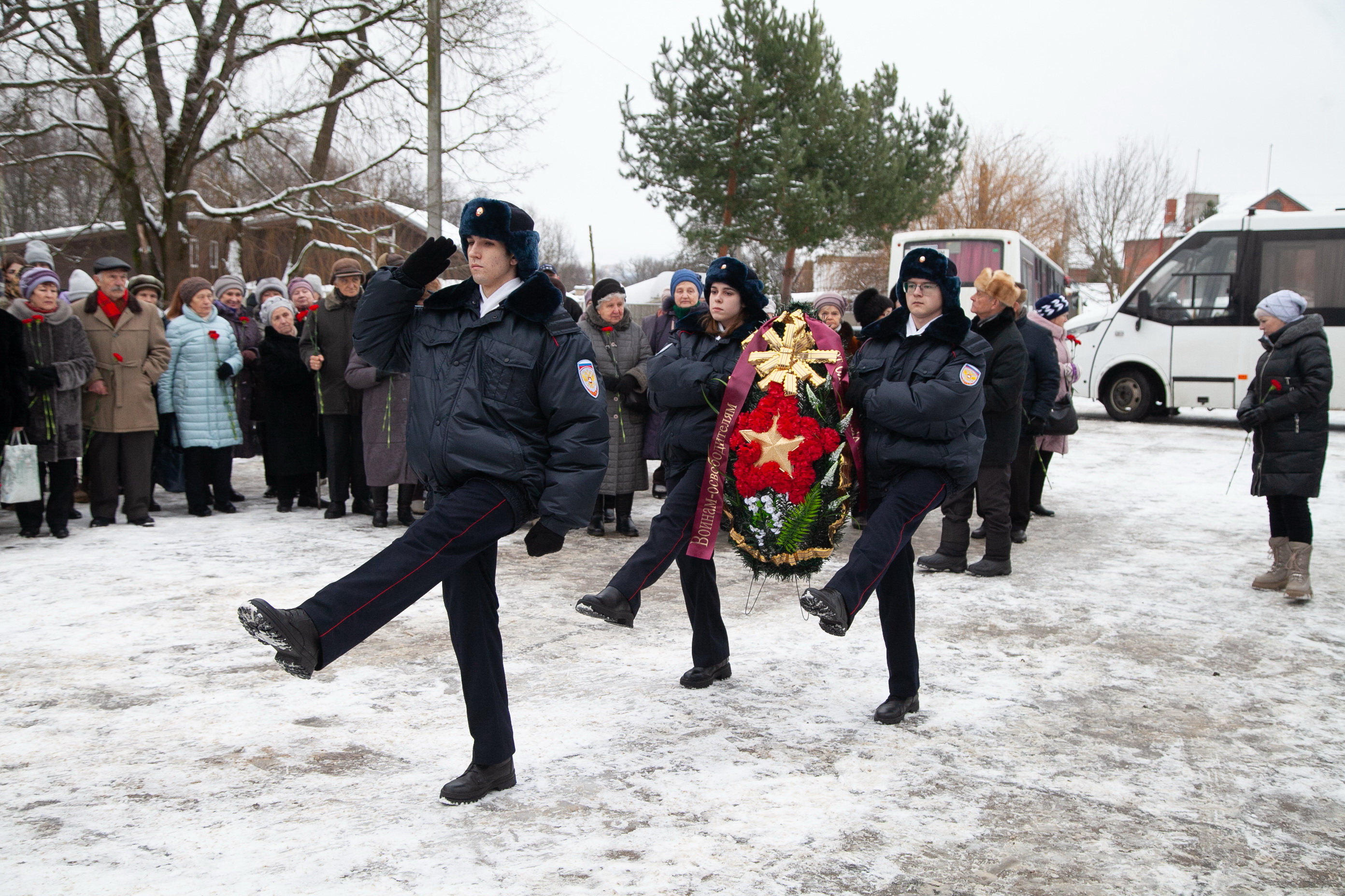 К памятнику освободителям Калуги возложили цветы