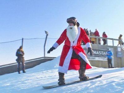 В Квани Деды Морозы устроили массовый спуск на лыжах и сноубордах