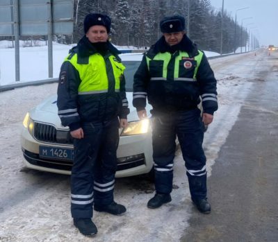 Сотрудники калужской полиции помогли замерзающему водителю