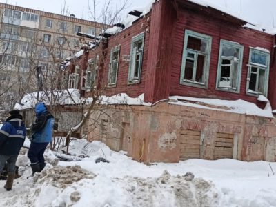Аварийный дом на улице Космонавта Комарова готовят к сносу