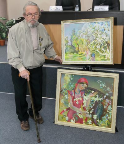 Заслуженный  художник России Владислав Собинков передал свои картины Первомайску