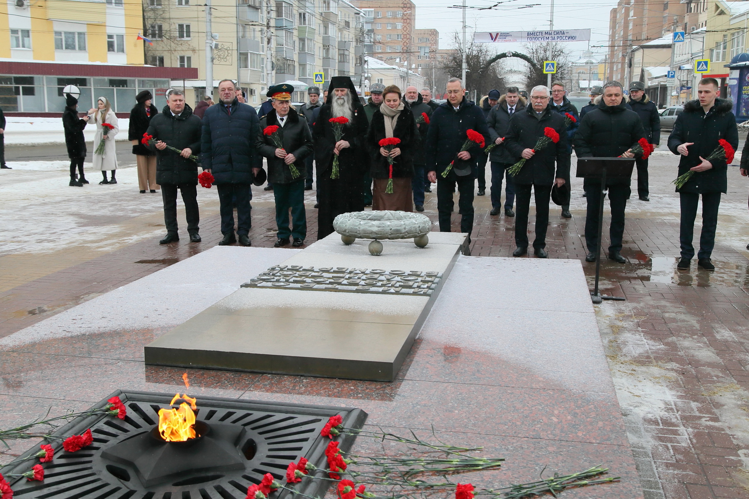 В Калуге возложили цветы к могиле Неизвестного солдата