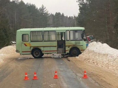 Два человека получили травмы в ДТП с автобусом