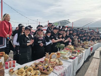 Калужские повара угостили своими блюдами участников Всемирного фестиваля молодежи