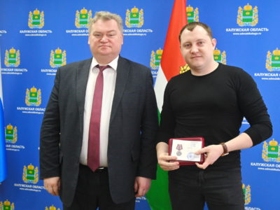 Министр внутренней политики Олег Калугин вручил награды волонтерам