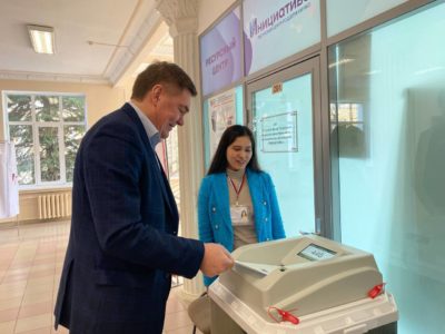 Сенатор Александр Савин проголосовал на выборах Президента Российской Федерации