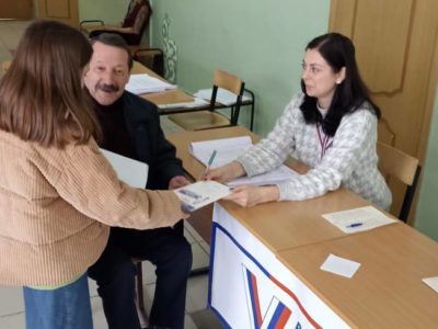 Депутат Госдумы Геннадий Скляр пришел на выборы президента России с внучкой Варварой