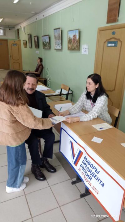 Депутат Госдумы Геннадий Скляр пришел на выборы президента России с внучкой Варварой