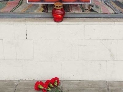 В Калуге у кинотеатра «Центральный» организован стихийный мемориал памяти жертв теракта в «Крокусе»