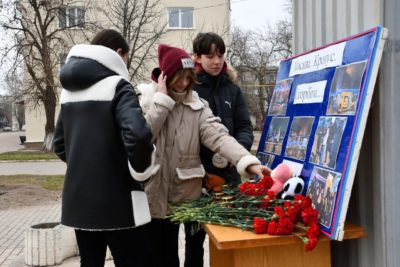 В братском Первомайске организован стихийный мемориал памяти жертв теракта