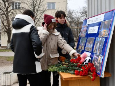 В братском Первомайске организован стихийный мемориал памяти жертв теракта