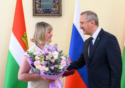 Владислав Шапша вручил медаль Луки Крымского калужской медсестре