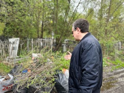 Дмитрий Денисов проконтролировал уборку кладбищ в Калуге