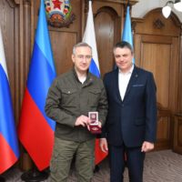 Губернатор Калужской области Владислав Шапша получил награду от  главы ЛНР Леонида Пасечника