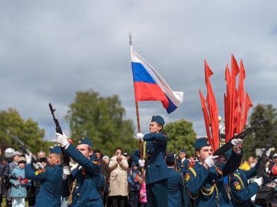 В День Победы в Калуге прошел фестиваль воинского дефиле