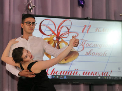 Дмитрий Денисов побывал на последнем звонке в пятой школе Калуги