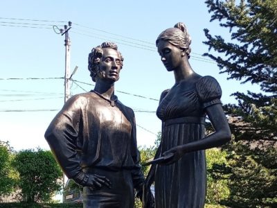 В Полотняном Заводе открыли памятник Пушкину и Гончаровой
