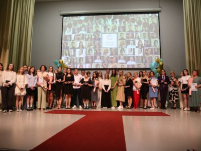 Калужских выпускников наградили серебряными медалями