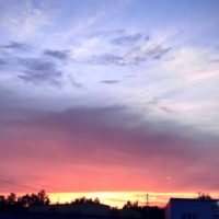 Розово-фиолетовый закат озарил небо над Калугой
