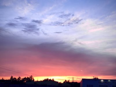 Розово-фиолетовый закат озарил небо над Калугой