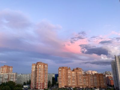 Розовые облака украсили вечернее небо над Калугой