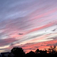 Розовый закат украсил небо над Калугой