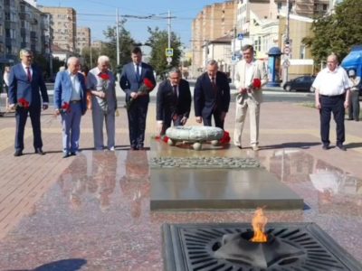 Первые лица города и области возложили цветы к Вечному огню