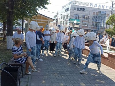 На Театральную площадь «приплыли» диковинные «Люди-рыбы»