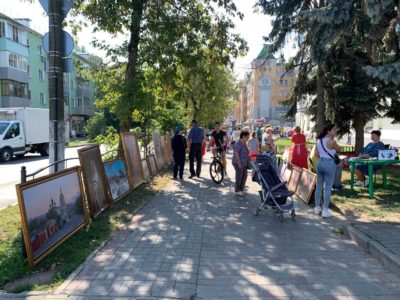 У калужского Дома музыки развернулась арт-поляна