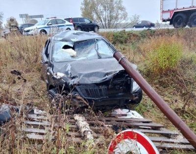 Легковушка снесла световую опору и оказалась в кювете