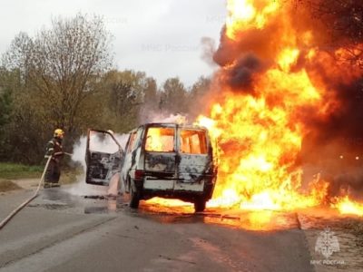 В Калуге посреди дороги загорелся автомобиль