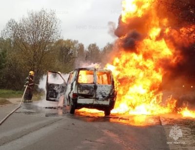 В Калуге посреди дороги загорелся автомобиль