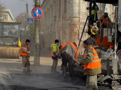 На улице Подвойского начали укладывать новый асфальт