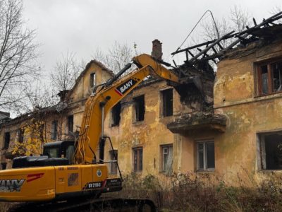 В Калуге начался снос еще одного аварийного дома