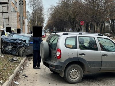 В Калуге лоб в лоб столкнулись две легковые машины