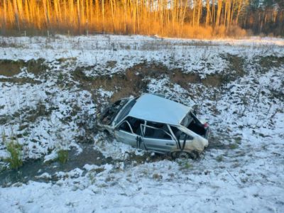 Два человека получили травмы в ДТП с переворотом