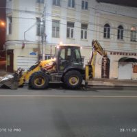 В Калуге активно дробят пни, оставшиеся на месте  удаленных погибших ясеней