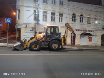 В Калуге активно дробят пни, оставшиеся на месте  удаленных погибших ясеней