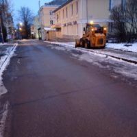 Коммунальные службы продолжают работы на улицах города в первый день зимы