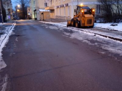 Коммунальные службы продолжают работы на улицах города в первый день зимы