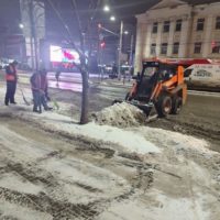 На улицах Калуги  продолжается уборка снега