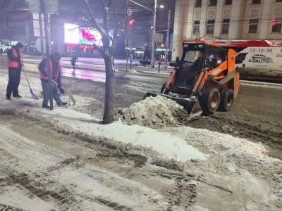 На улицах Калуги продолжается уборка снега