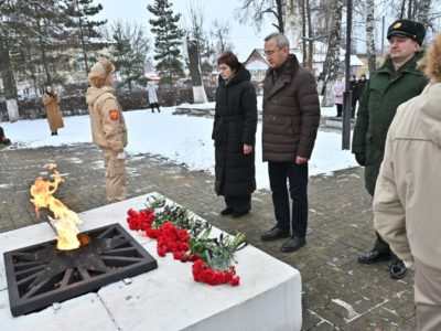 Владислав Шапша возложил цветы к Вечному огню в День Героев Отечества