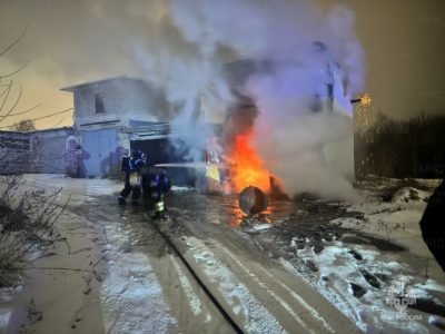 Два человека отравились угарным газом во время пожара в гараже