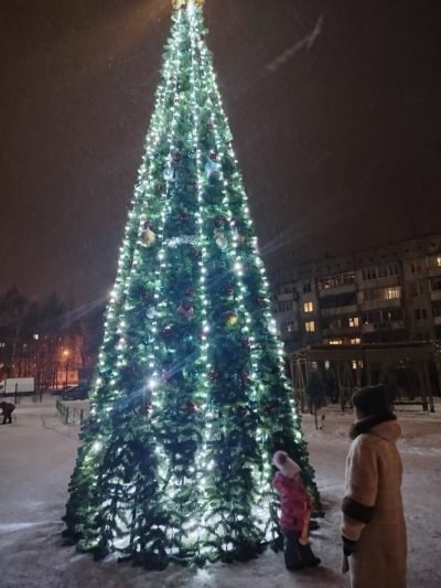 В Калуге нарядили елку игрушками, сделанными руками детей