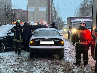 Женщина-водитель попала под колеса машины, когда чистила снег