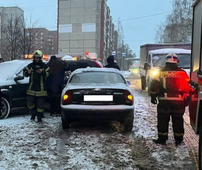 Женщина-водитель попала под колеса машины, когда чистила снег