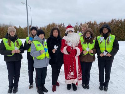 Юные автоинспекторы раздали водителям ангелочков Юные автоинспекторы раздали водителям ангелочков