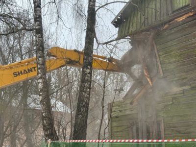 В Калуге приступили к сносу еще одного дома