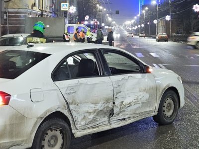 В центре Калуги пострадал человек при столкновении двух автомобилей